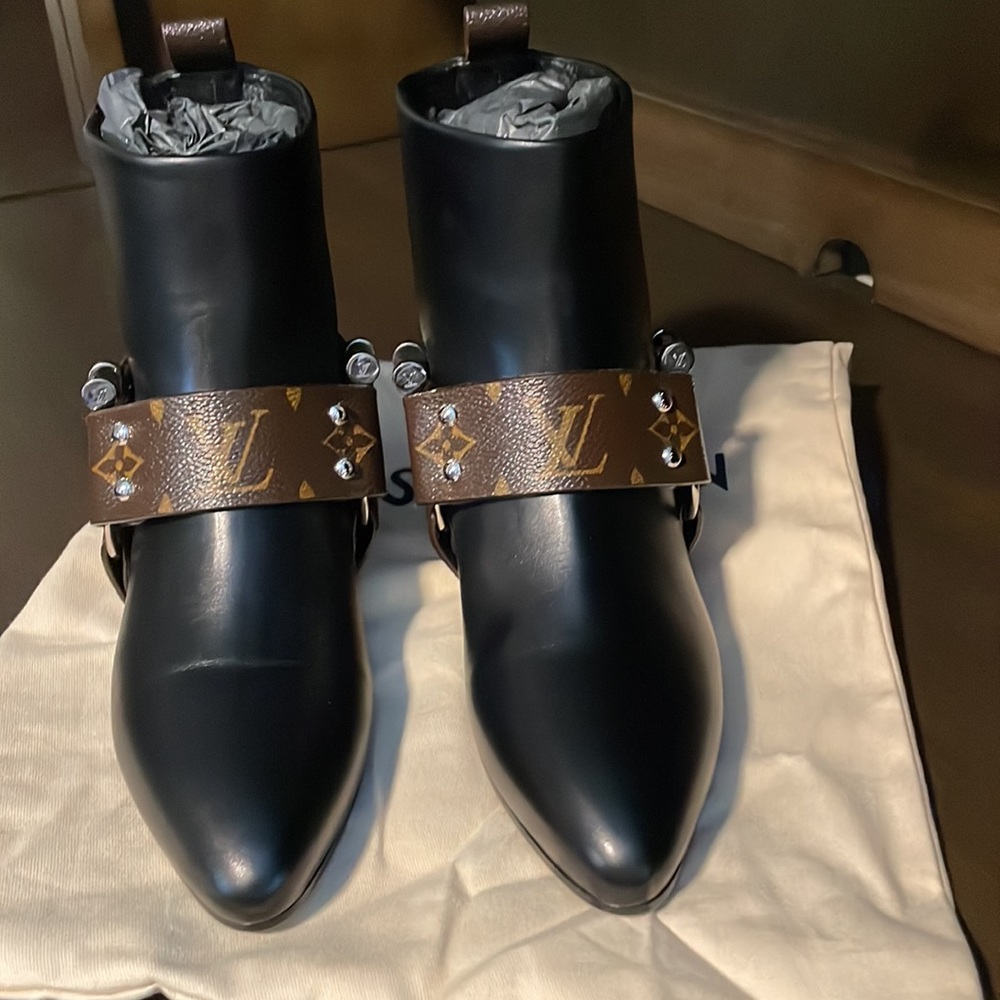 Authentic new flat Louis Vuitton rhapsody ankle boots size 35.